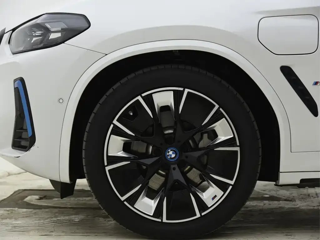 BMW iX3 — фото 6