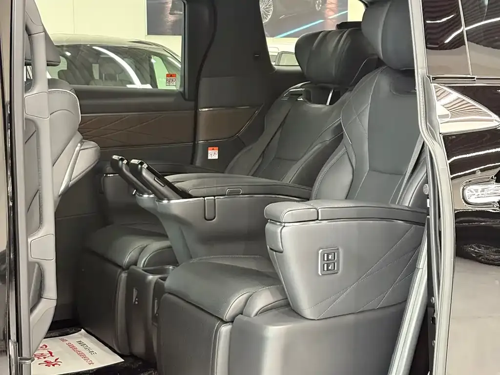 Toyota Vellfire — фото 10