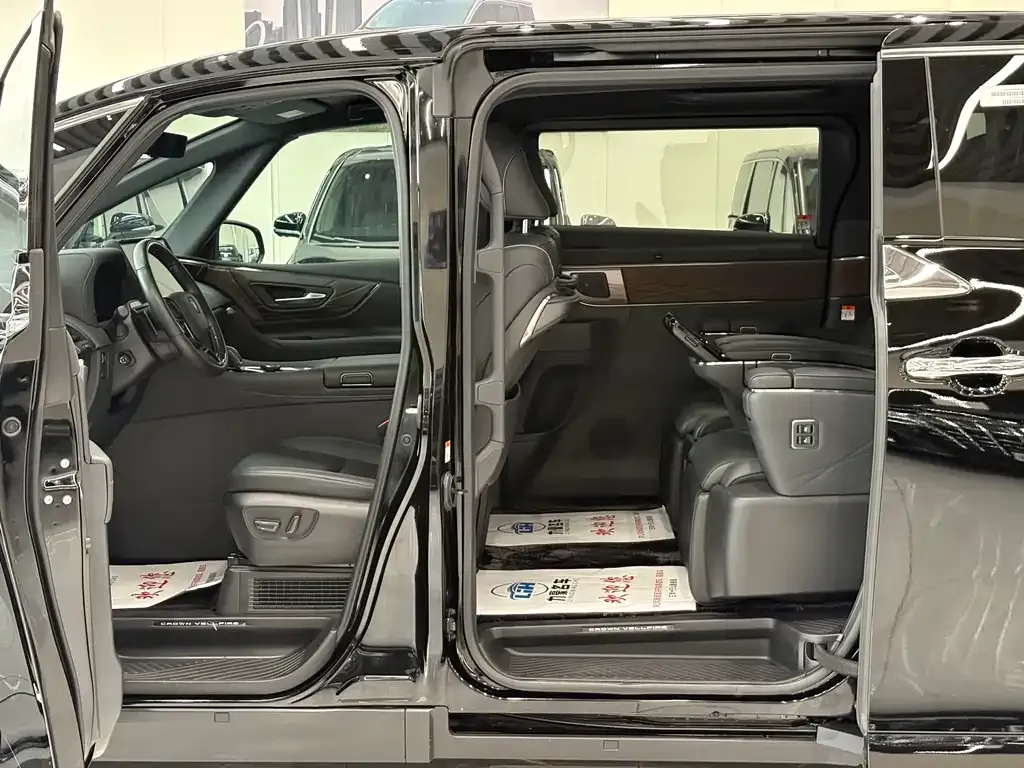 Toyota Vellfire — фото 2