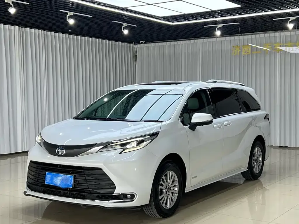 Toyota Sienna — фото 1