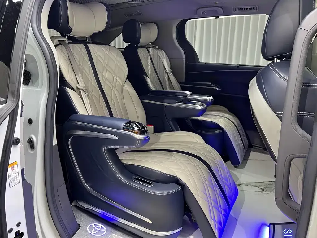 Toyota Sienna — фото 2