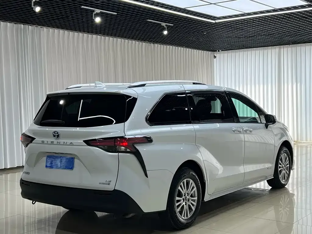 Toyota Sienna — фото 7