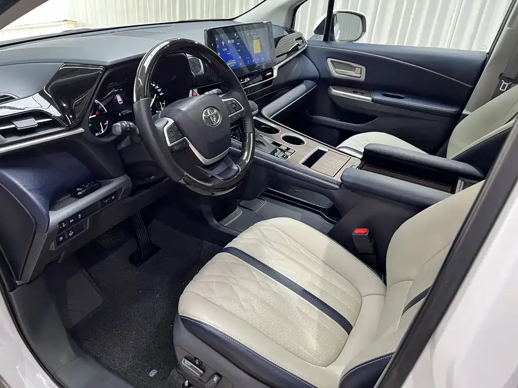 Toyota Sienna — фото 10
