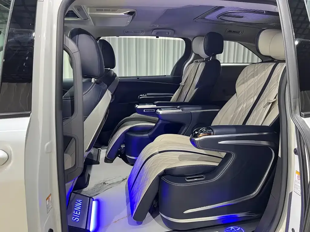 Toyota Sienna — фото 9