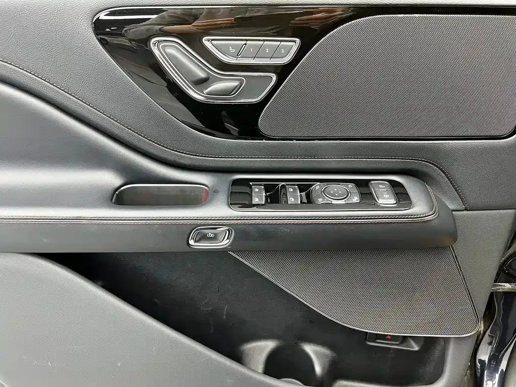 Lincoln Aviator — фото 10