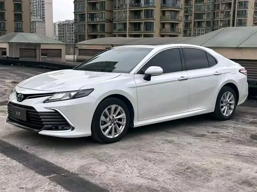 Toyota Camry — фото 1