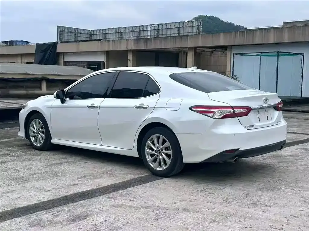 Toyota Camry — фото 5