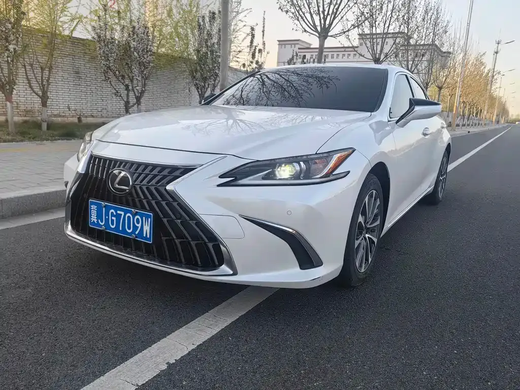 Lexus ES — фото 1