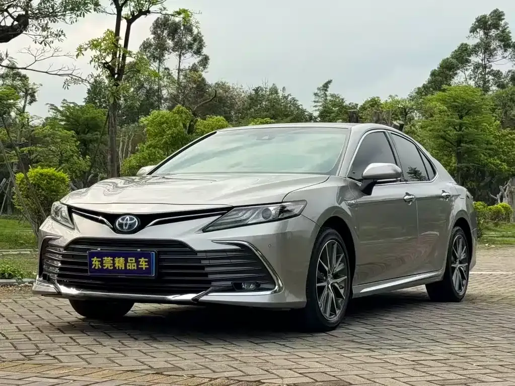Toyota Camry — фото 1