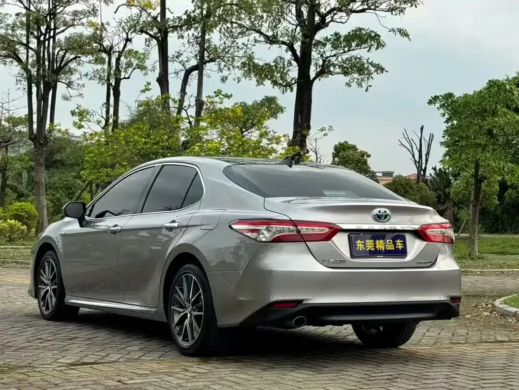 Toyota Camry — фото 5