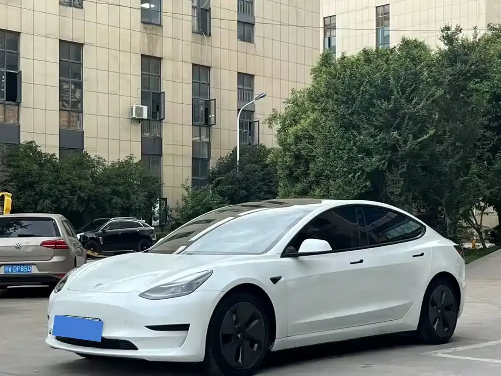 Tesla Model 3 — фото 1