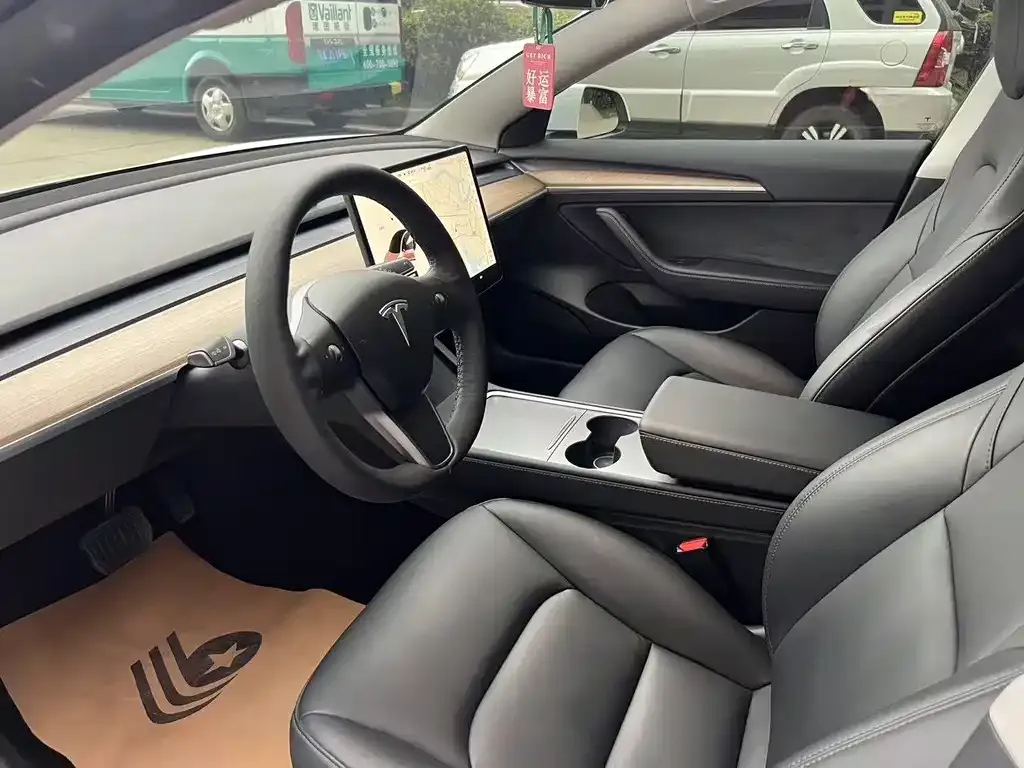 Tesla Model 3 — фото 9