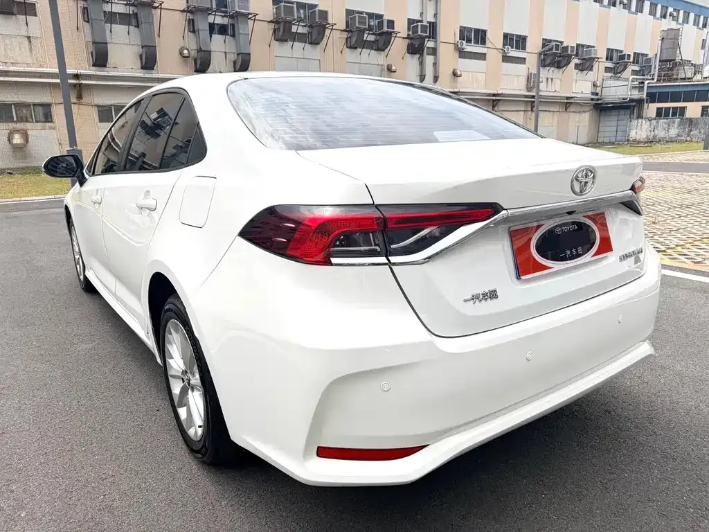 Toyota Corolla — фото 9