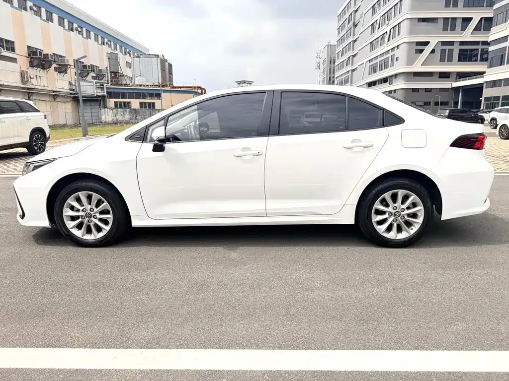 Toyota Corolla — фото 8