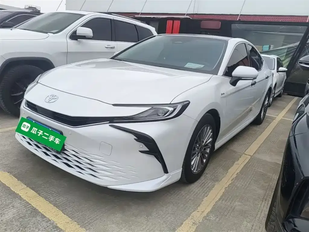 Toyota Camry — фото 1