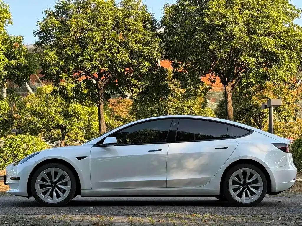 Tesla Model 3 — фото 10