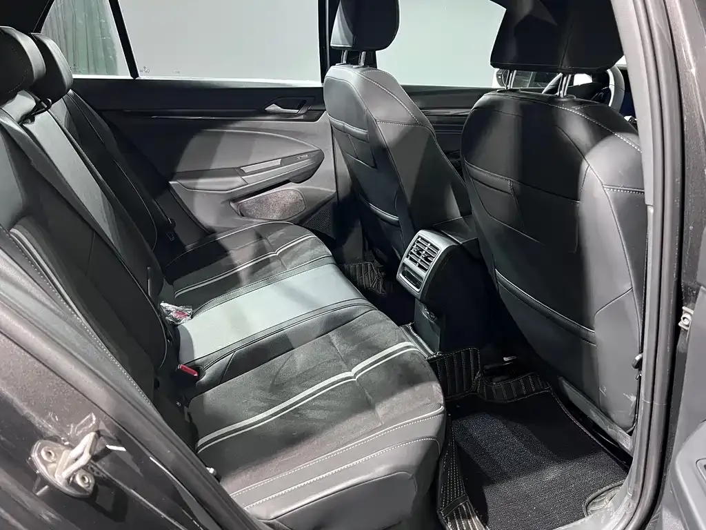 Volkswagen Golf 2023 из CN, фото 2