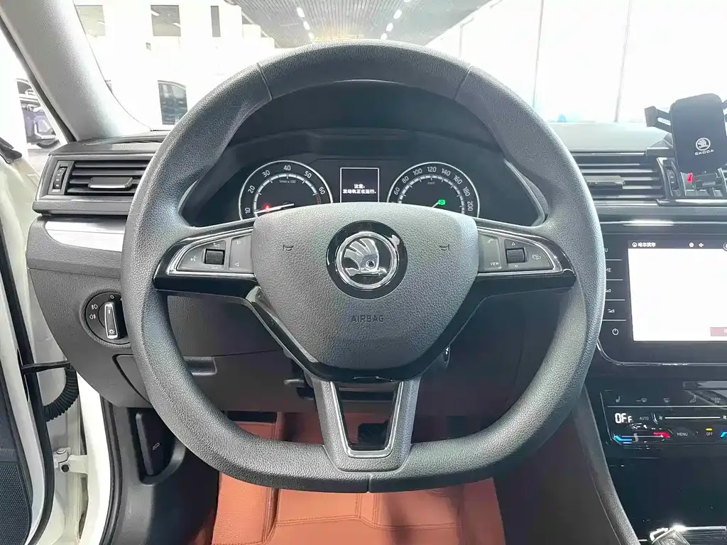 Skoda Superb — фото 8