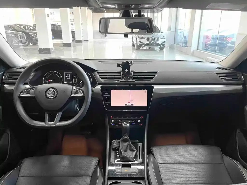 Skoda Superb — фото 10
