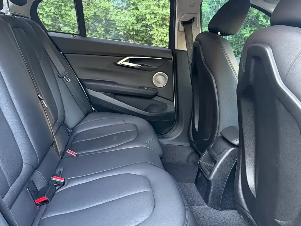 BMW 1 Series 2023 из CN, фото 2