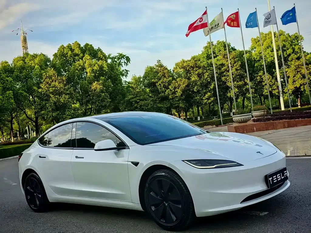 Tesla Model 3 — фото 7