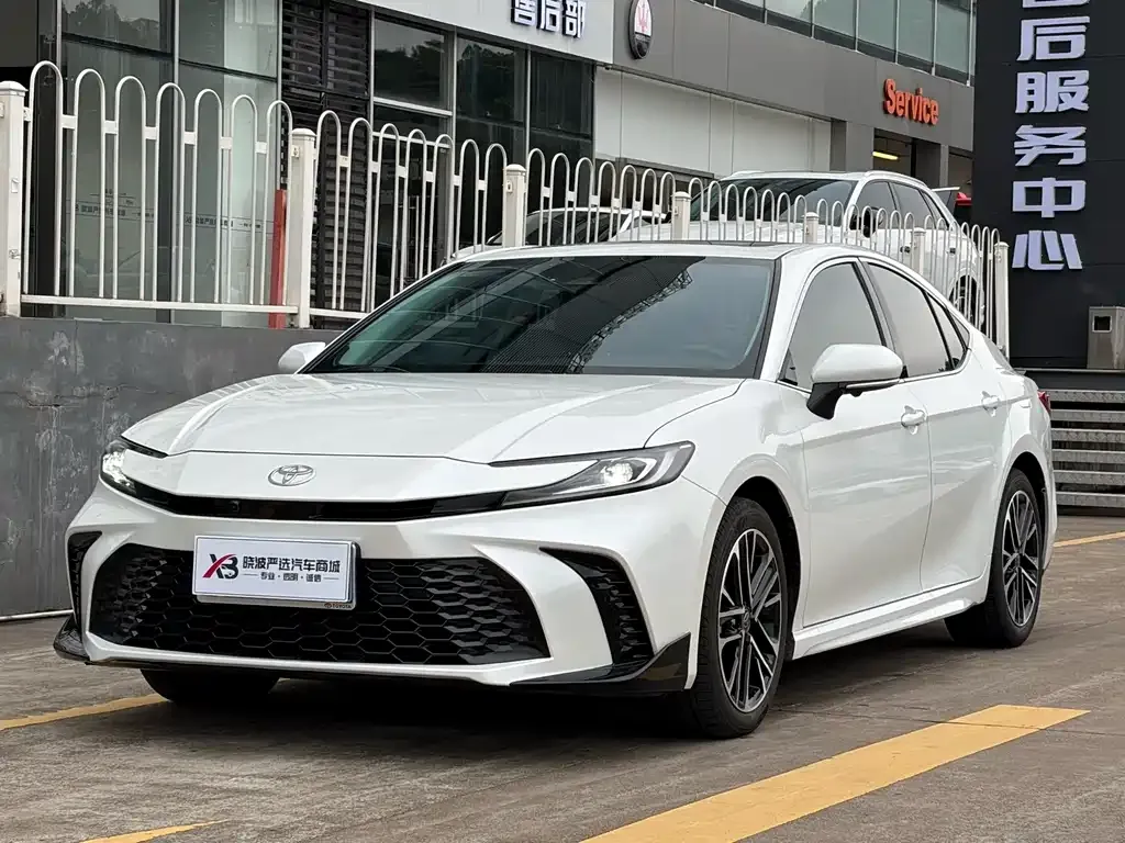 Toyota Camry — фото 1
