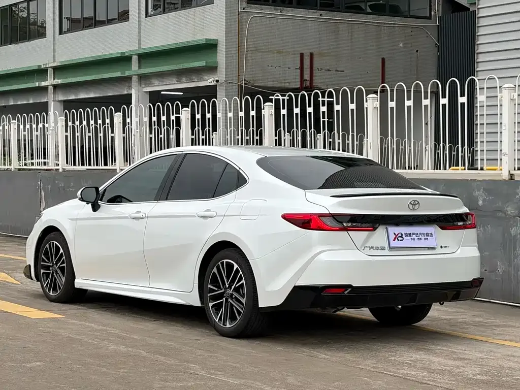 Toyota Camry — фото 2