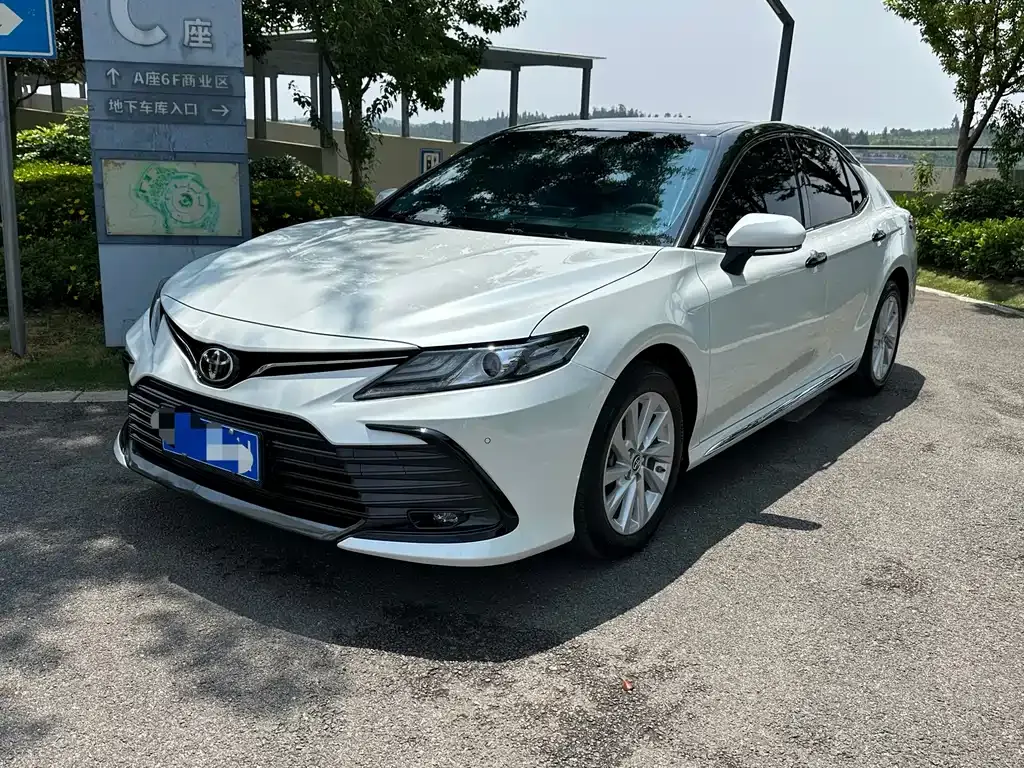 Toyota Camry — фото 1