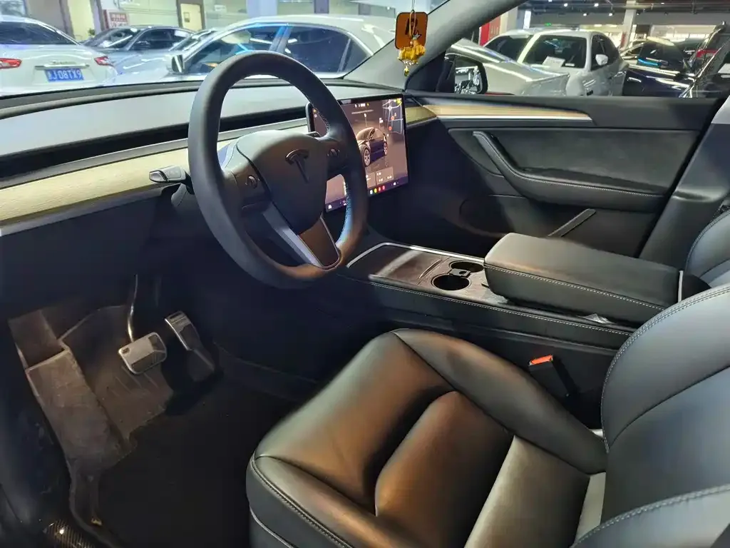 Tesla Model Y — фото 6