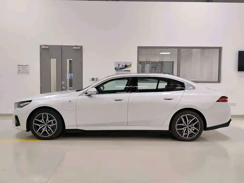 BMW i5 — фото 2