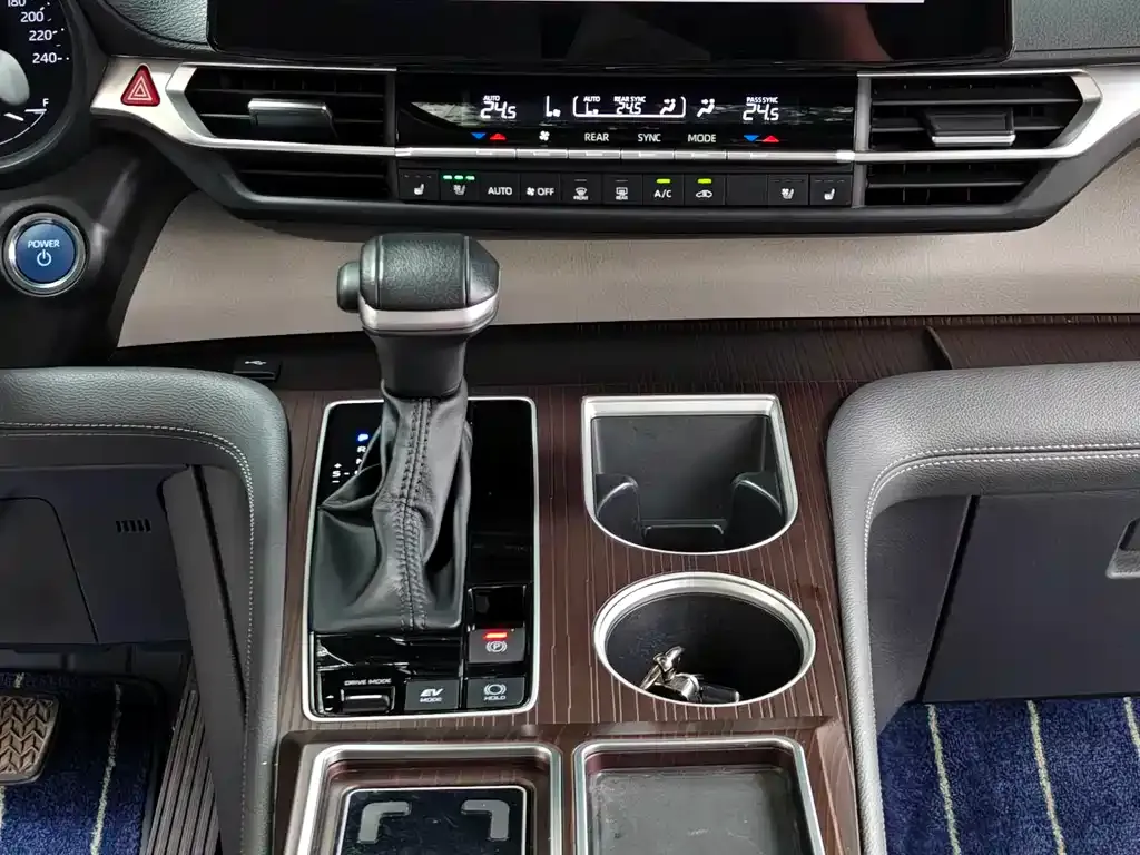 Toyota Granvia — фото 2