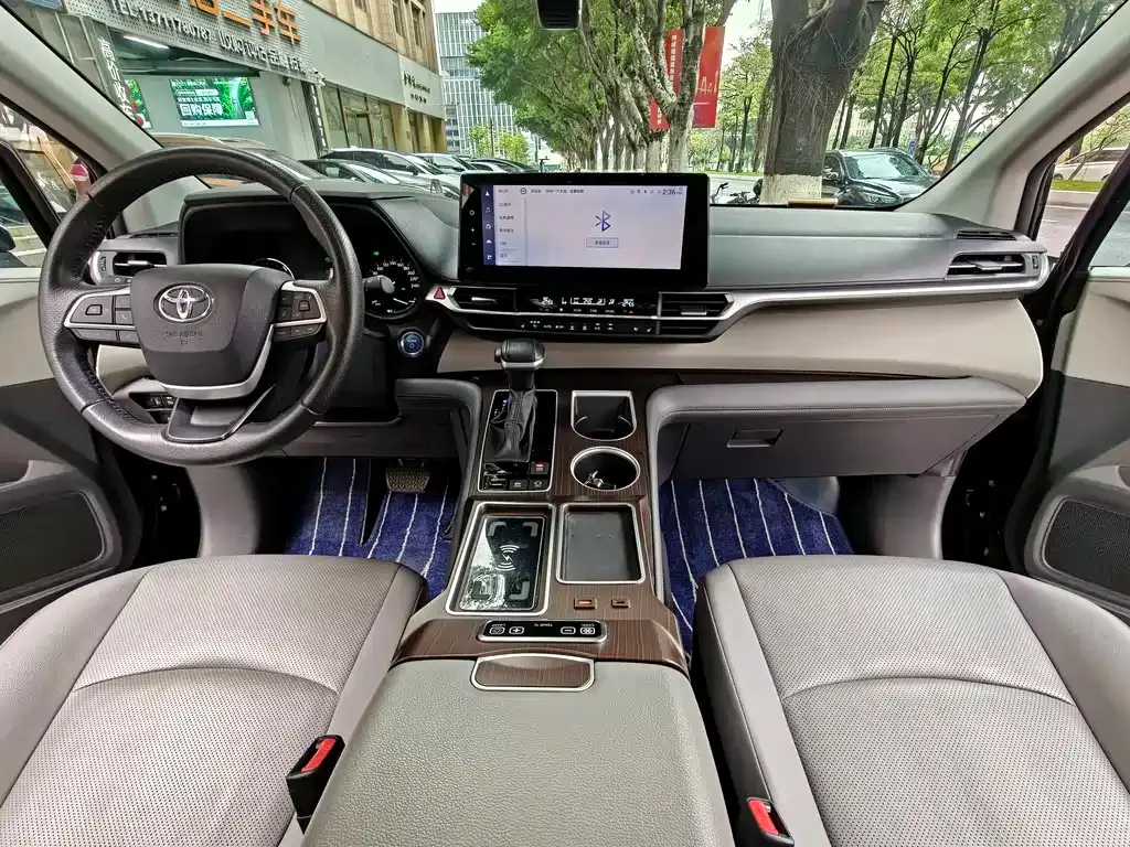 Toyota Granvia — фото 9