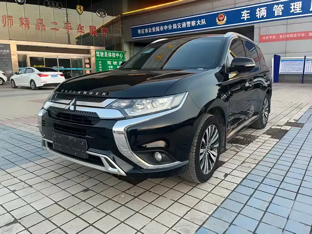 Mitsubishi Outlander — фото 1