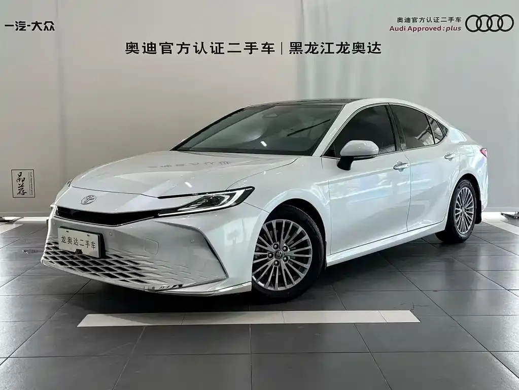 Toyota Camry — фото 1