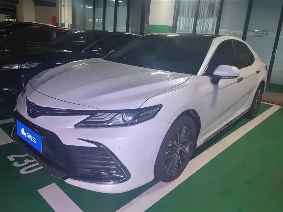 Toyota Camry — фото 1