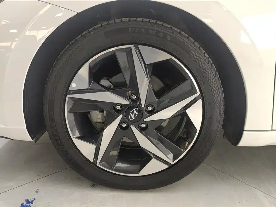 Hyundai Elantra — фото 3