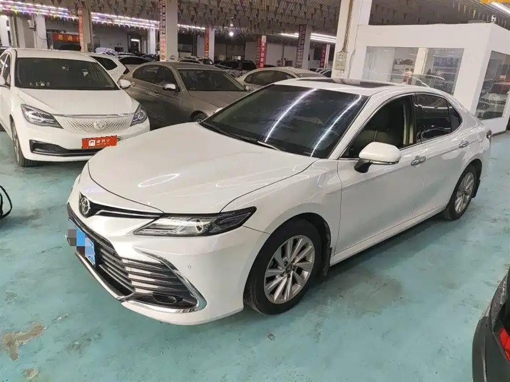 Toyota Camry — фото 1