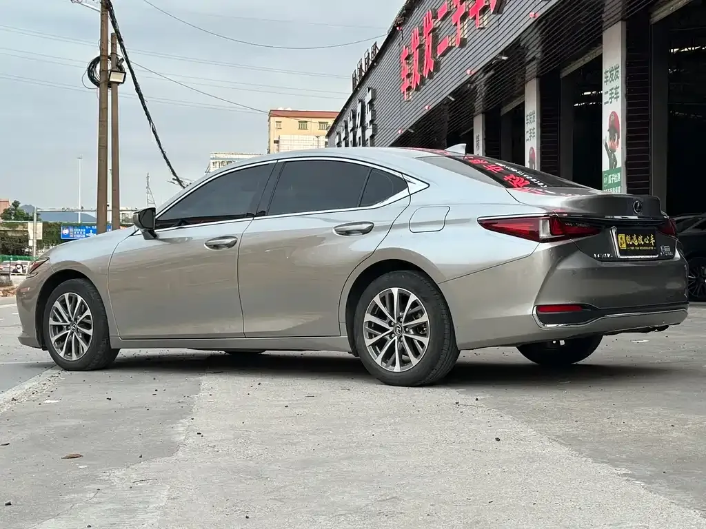 Lexus ES — фото 8