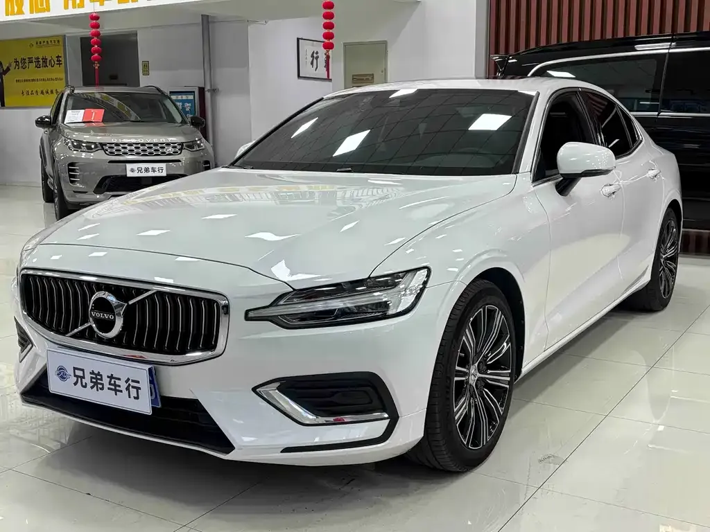 Volvo S60 — фото 1