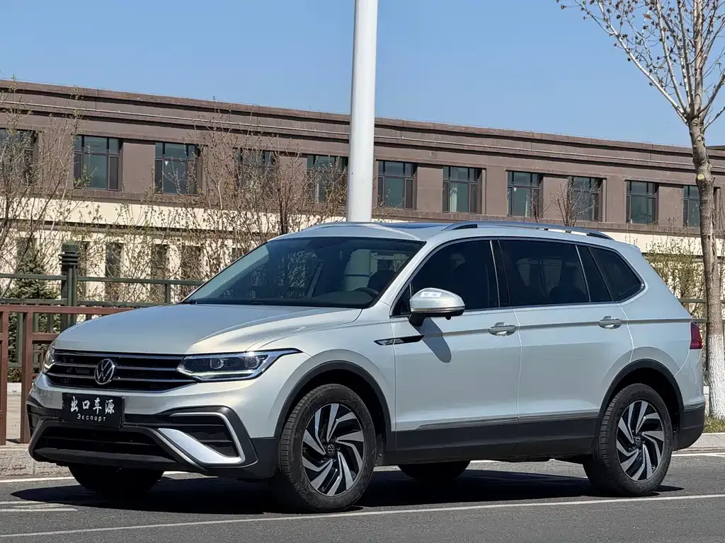 Volkswagen Tiguan L — фото 1