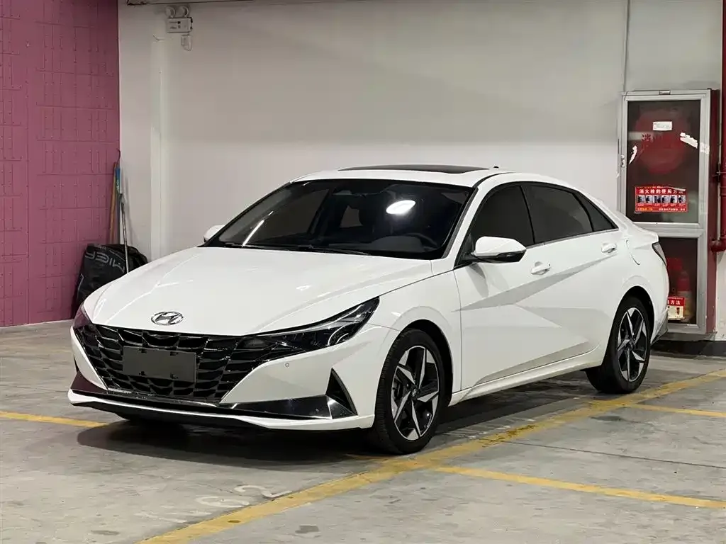 Hyundai Elantra — фото 1