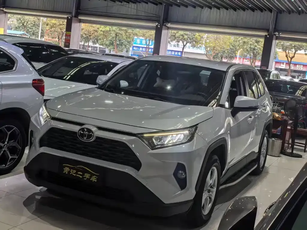 Toyota RAV4 — фото 1