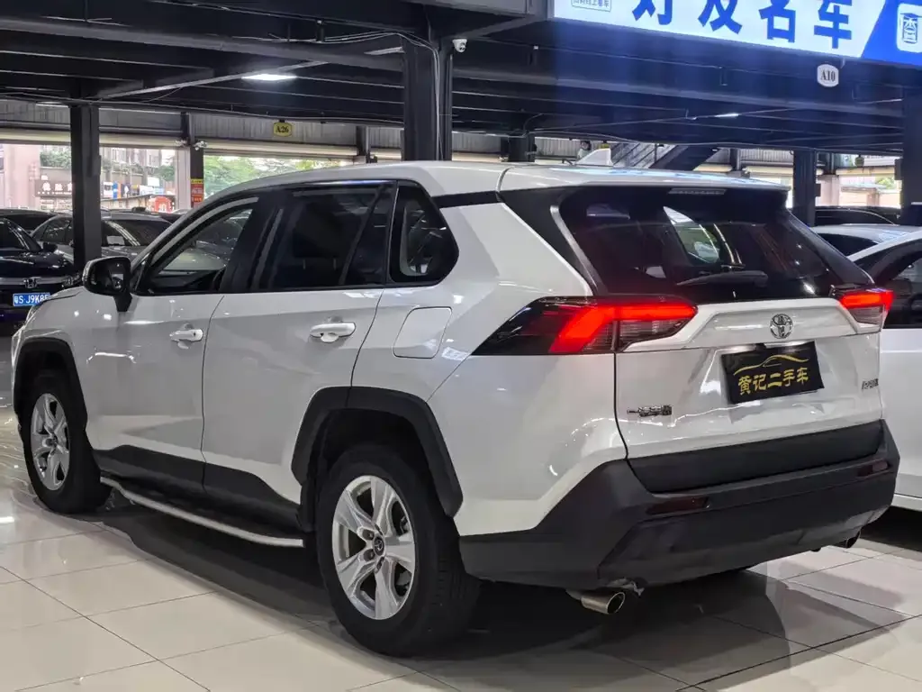 Toyota RAV4 — фото 8