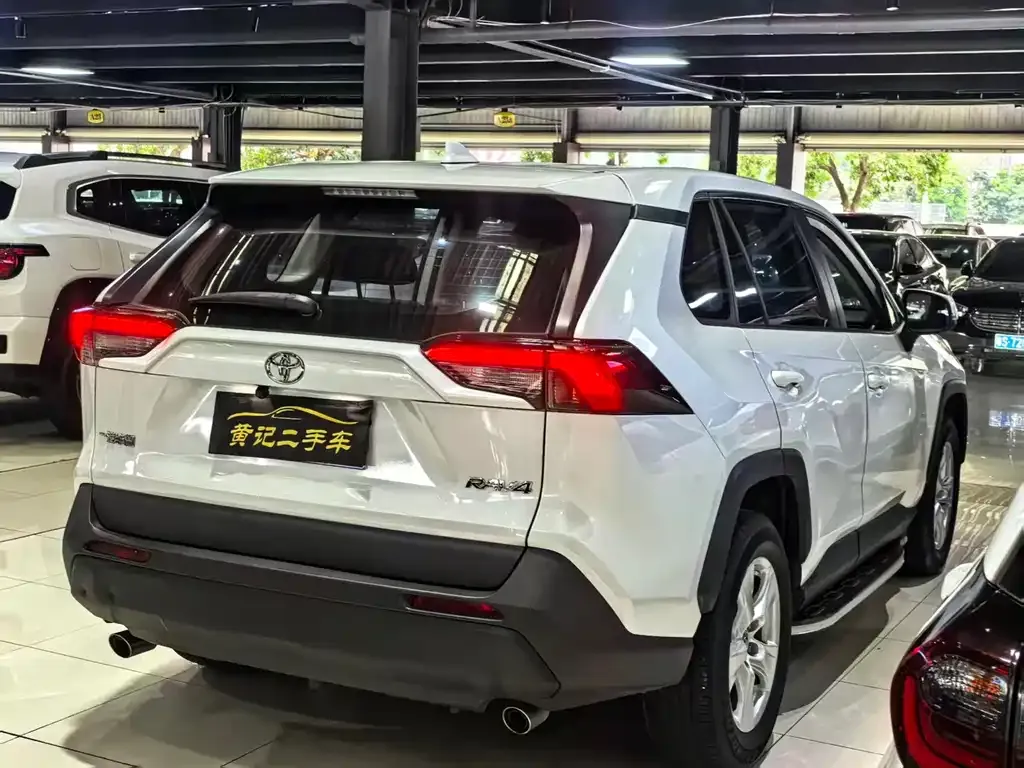 Toyota RAV4 — фото 9