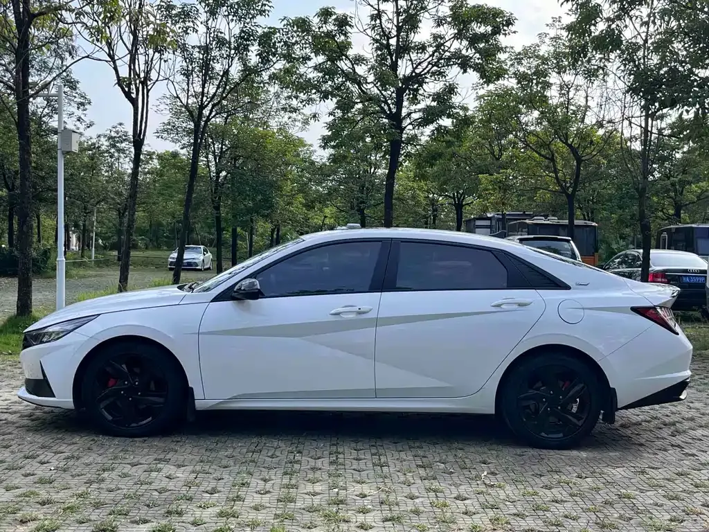 Hyundai Elantra — фото 10