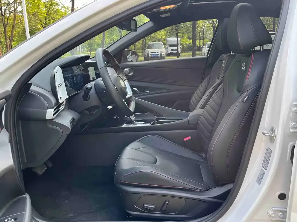 Hyundai Elantra — фото 2
