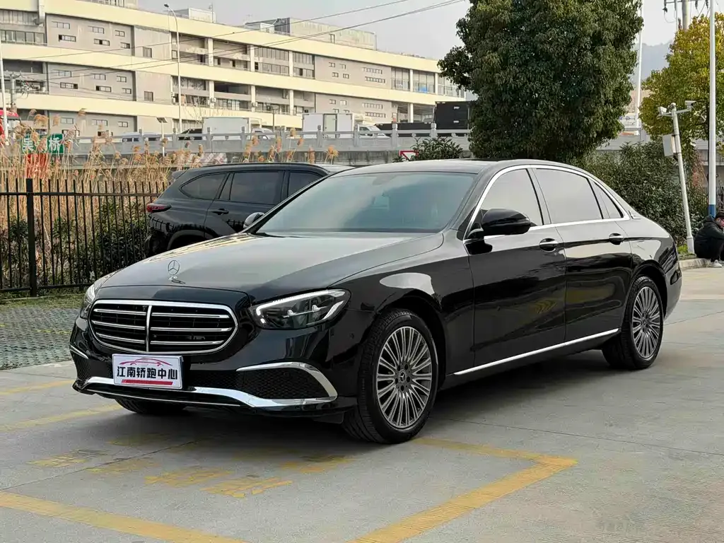 Mercedes-Benz E-Class — фото 1