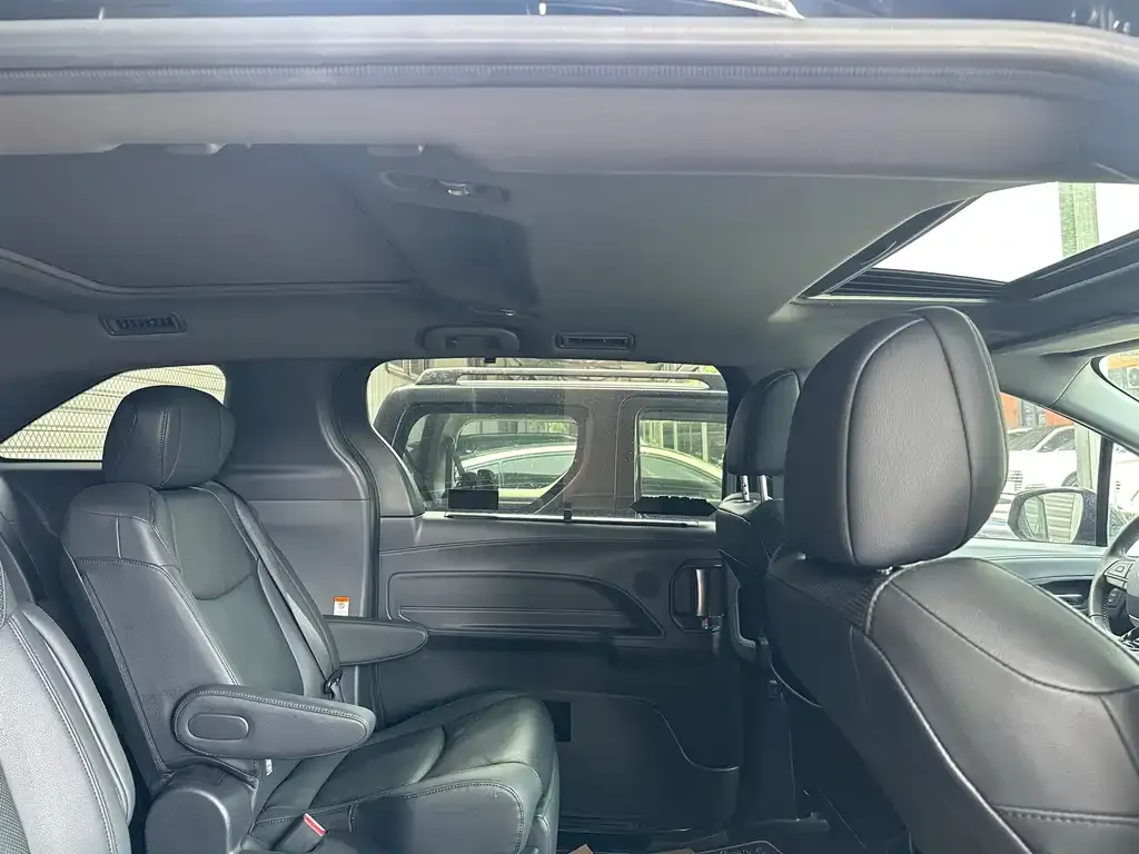 Toyota Granvia — фото 3