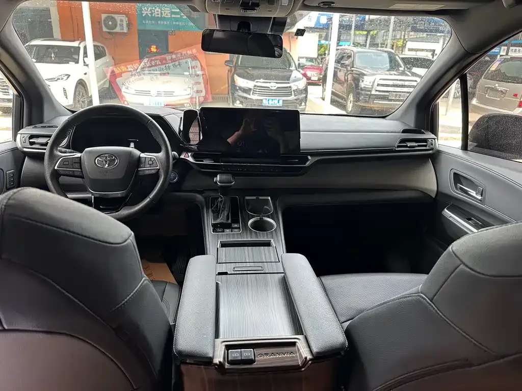 Toyota Granvia — фото 4