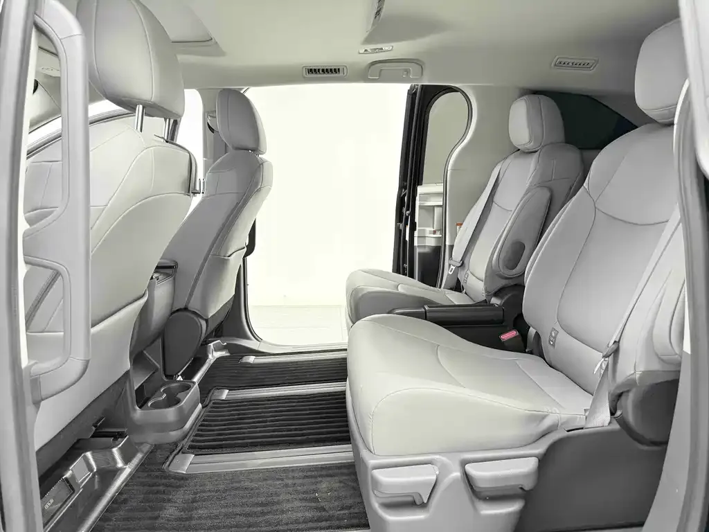 Toyota Granvia — фото 8